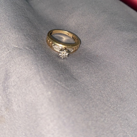 Size 4 gold engagement ring less than a year old 5 diamonds on it - Picture 1 of 2